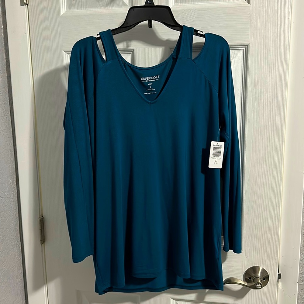 Torrid Long sleeve cold shoulder tee. Dark Teal, Size 2 (18-20).